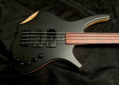 0608 Moudie 4/33 Fretless