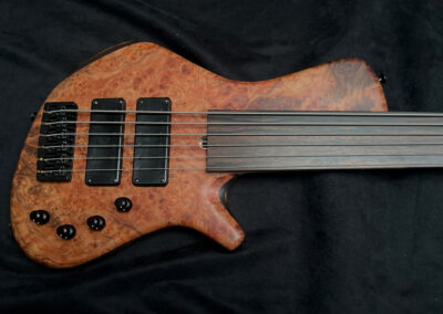 0609Ü Über Finn R Type  Fretless 6/34